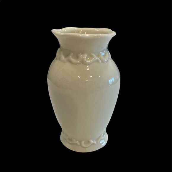 Vintage Porcelain Vase Cream Flower Lillies on Face Scalloped Detail Nec… - Picture 5 of 13